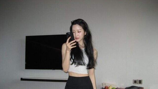 문가영, 호텔서 포착된 '크롭티+레깅스' 명품 몸매 라인… 수수한 패션 속에서도 감출 수 없는 자체발광 비주얼