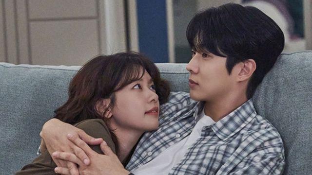 ‘신혼’ 최우식♥정소민, 달달하네…소파 위 껌딱지 포옹 (우주메리미)