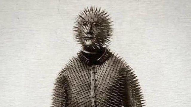 1800년대 시베리아 곰 사냥용 갑옷.jpg