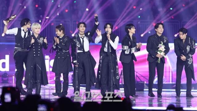 에이티즈, 그랜드 아티스트 수상 “매 순간 감사하는 그룹 될 것” [2025 KGMA]