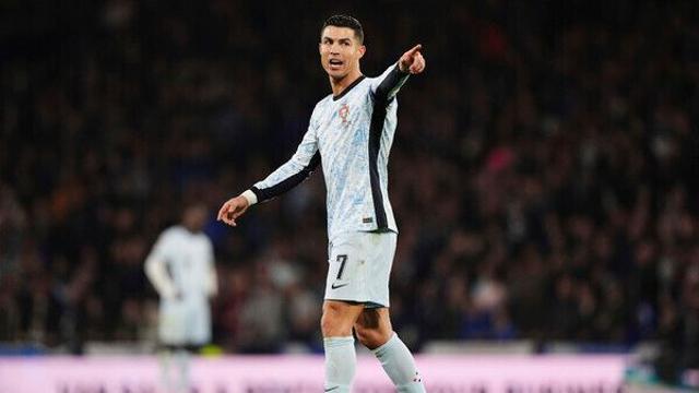 ‘호날두 팔꿈치 가격→퇴장’ 착한 사람 되겠다더니 충격 행보,,,포르투갈은 아일랜드에 0-2 패