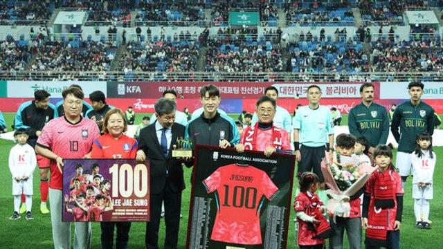 'A매치 100경기 기념식' 이재성, 붉은악마 축하에 '웃음꽃 활짝'