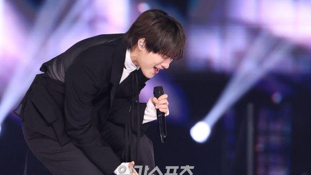 우즈, ‘드라우닝’ 이어 세대 대통합 ‘아윌 네버 러브 어게인’ [2025 KGMA]