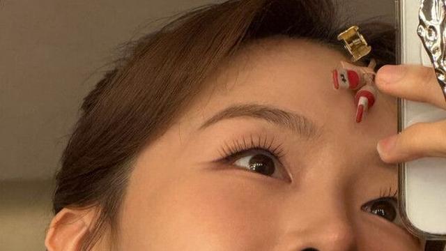 11월 결혼 방민아 갸름한 턱선…거울 셀카 찰칵