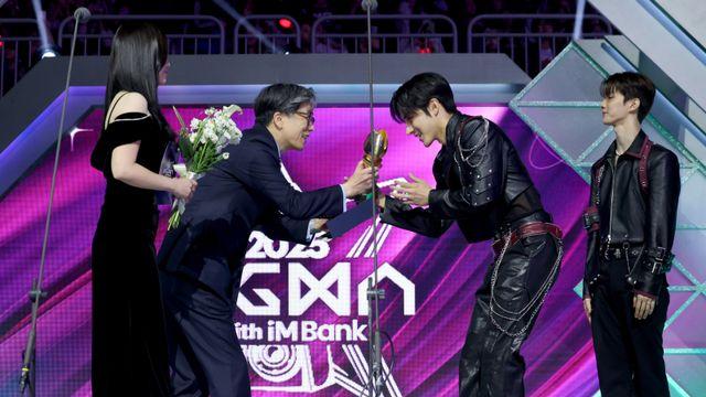 “모든 순간 다 더비 덕” 더보이즈 , iM뱅크 스마트서포터상 주인공 [2025 KGMA]