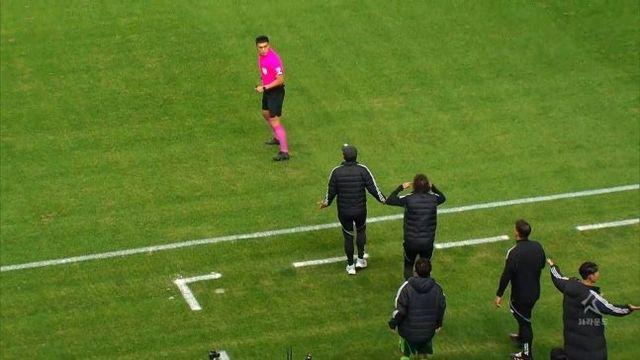 프로축구연맹, ‘인종차별 논란’ 타리코 전북 코치 상벌위원회 회부…축구팬들은 ‘절레절레’