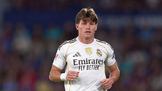 ‘맨유 유스’ 출신에 자리 뺏긴 ‘갈락티코 LB’→“출전 기회 찾아 이적할 가능성 높아져”