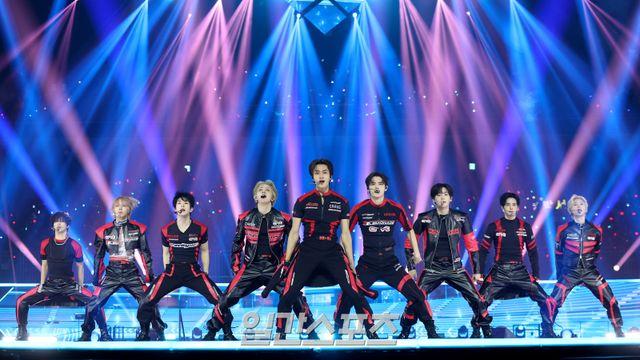 크래비티, 거침없는 바이크룩 퍼포먼스…강렬 에너지로 존재감 입증 [2025 KGMA]