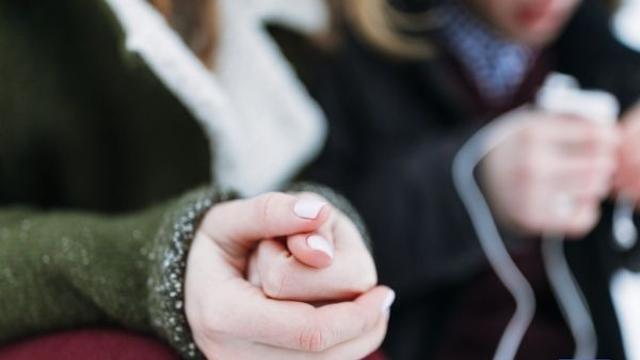 “손발이 늘 차가운 당신, 단순 냉증 아닐 수도 있다”… 여성호르몬과 자율신경 이상이 원인