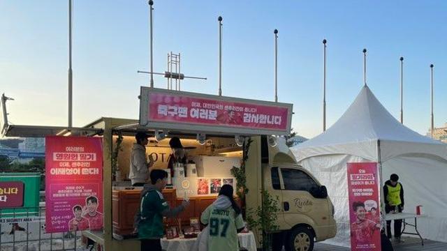 ‘영원한 딸기’ 이재성, A매치 100경기 기념 팬들에게 딸기라떼 500잔 선물! [볼리비아전 현장]
