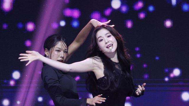 레드벨벳 아이린, KGMA 포문 열었다…방송 최초 ‘스트로베리 실루엣’ [2025 KGMA]