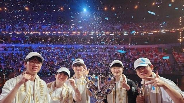 SKT, T1 월즈 3연속 우승 기념 감사 이벤트 진행