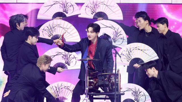 박서진 애절한 목소리로 ‘광대’ 열창…화려한 ‘장구 퍼포먼스’ [2025 KGMA]