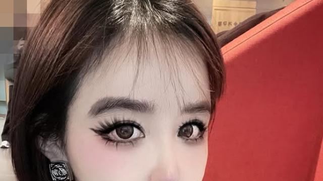 박봄, 명품 C사 이어링+패딩 소화…보조개도 쏙 [AI 포토컷]