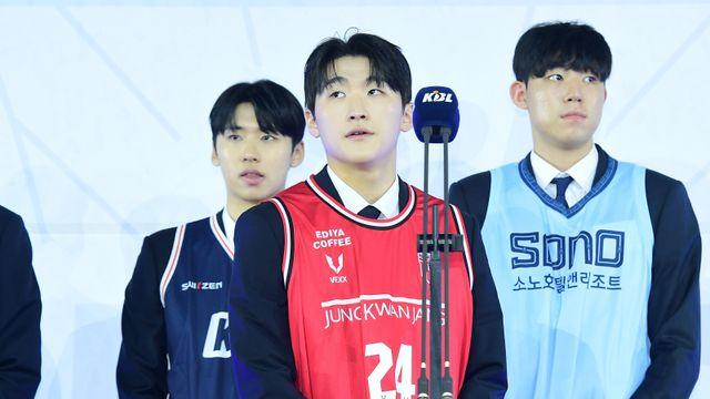 프로농구 첫 ‘형제 1순위’…문유현, 정관장 유니폼 입었다