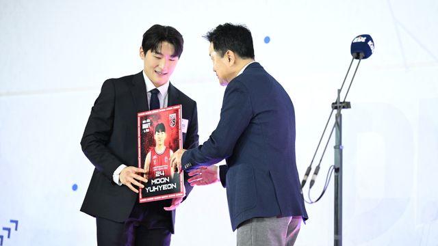 프로농구 드래프트 첫 '형제 1순위'…문유현, 이변없이 정관장행