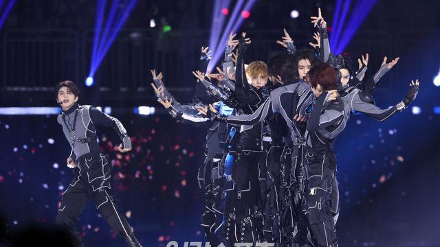 SMTR25, 엑소 ‘늑대와 미녀’ 커버…칼각 퍼포먼스러 시선 강탈 [2025 KGMA]