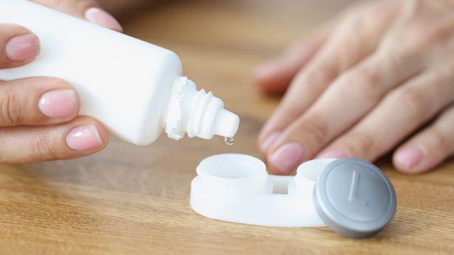 '지금 너무 건조한데..' 인공눈물 없을 때 렌즈 세척액 '리뉴' 넣어도 되는 지에 대한 진짜 정답 (+관리 방법)