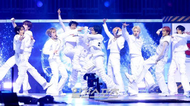 싸이커스, 5세대의 패기…칼군무 ‘브리드’→재기발랄 ‘슈퍼파워’ [2025 KGMA]