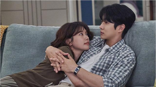 '우주메리미' 정소민♥최우식, 소파 위 스킨십 포착…껌딱지 모드 '발동'