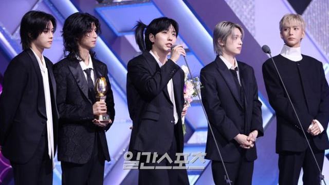 엑디즈, 베스트 밴드상 “하고 싶은 음악으로 받은 영광스러운 상” [2025 KGMA]