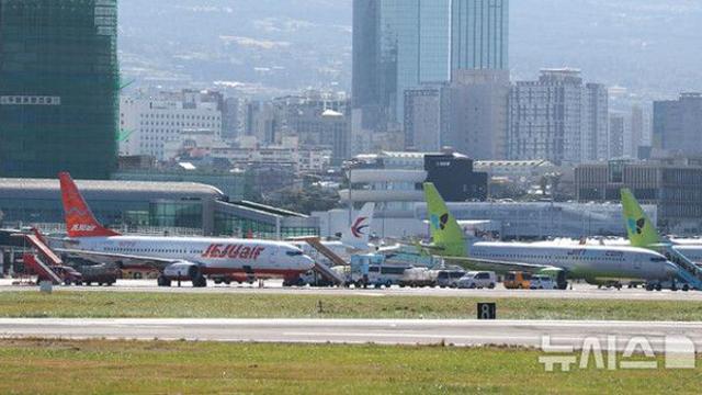 35분간 하늘도 조용했다…수능 앞에 멈춘 활주로