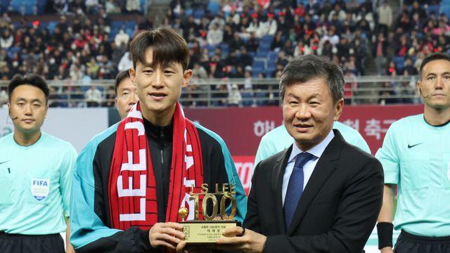 정몽규에게 축하패 받은 이재성, 센추리클럽 가입에 팬들도 환호 [IS 대전]