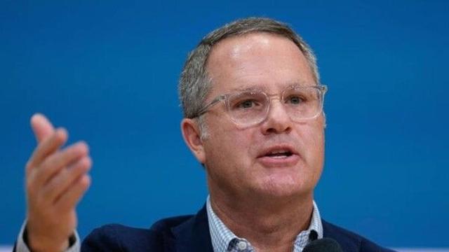 美 월마트 CEO 맥밀런 11년 만에 사임…1년간 후임 CEO 자문