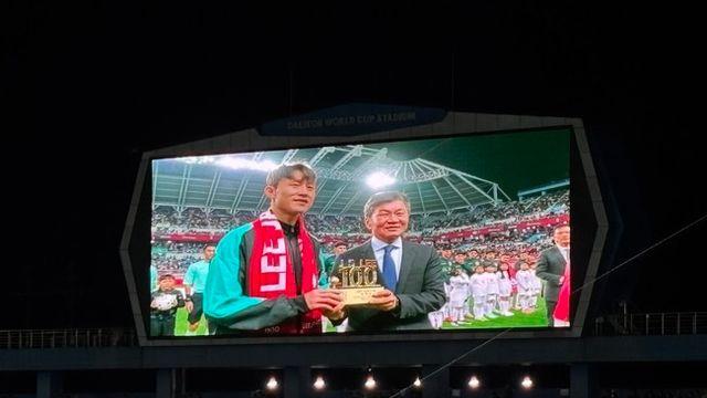 [IN VIEW] '센추리 클럽' 금자탑 이재성 위한 기념식...정몽규 회장이 직접 트로피 전달