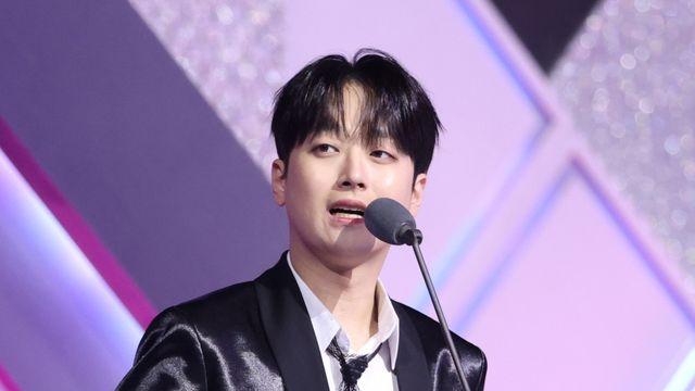 이찬원, 베스트 어덜트 컨템포러리 ‘2관왕’…“찬스 덕에 빛나” [2025 KGMA]