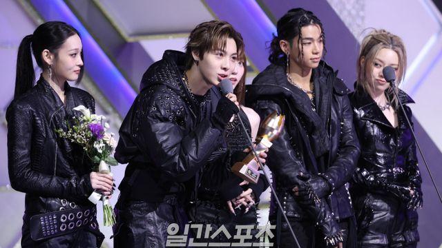 올데이 프로젝트, IS 라이징스타 수상 “첫 시상식 떨려…테디에 감사” [2025 KGMA]