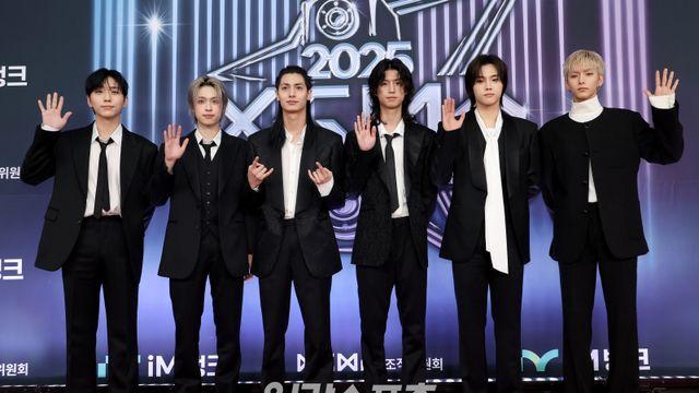 엑디즈, 깔끔한 블랙 슈트…“강렬한 인트로 솔로 무대 준비” [2025 KGMA]