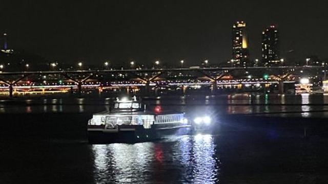 한강버스, 얕은 곳 강바닥 걸려 멈춰…승객 82명 전원구조(종합)