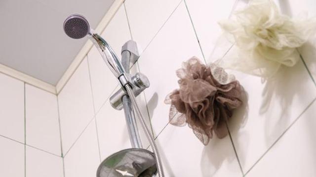 “이곳에서 맨발로 샤워하면 위험히다”… 전문가가 경고한 충격적인 실험 결과