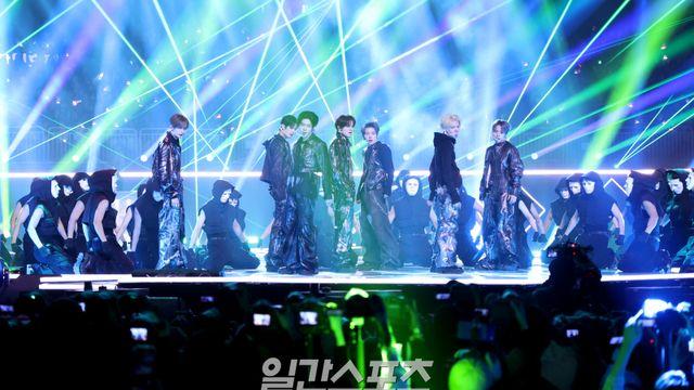 클유아, 방탄소년단 돌아온 줄… ‘상남자’로 무대 제대로 찢었다 [2025 KGMA]