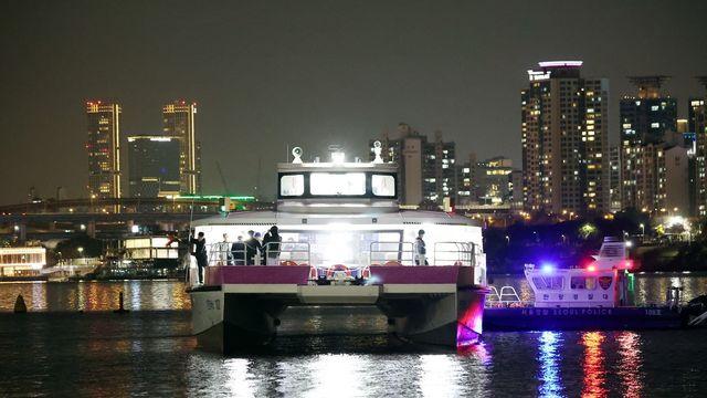 승객 80여명 태운 한강버스, 강바닥 걸려 멈춰…전원 구조