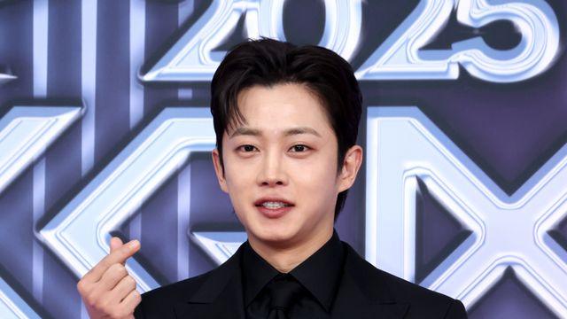 김민석, 깔끔한 블랙슈트+K하트…훈훈한 매력  [2025 KGMA]