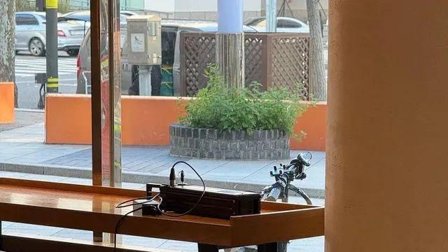 스벅에서 전기자전거 배터리 충전ㄷㄷㄷ,,