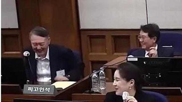 '화기애애한 내란 재판?'...윤석열 