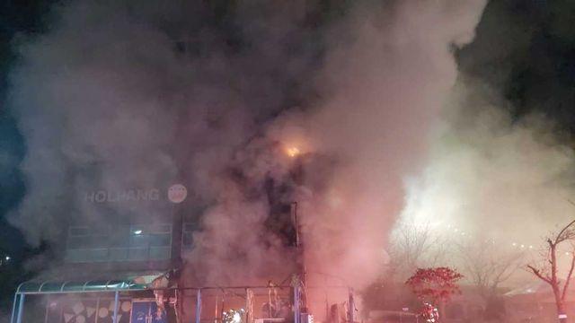 강원 태백 상가서 불…소방대원 1명 다치고 시민 2명 대피