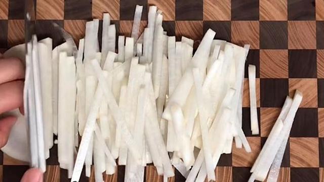 이때 놓치면 후회한다…지금 당장 무를 채썰어 밥에 넣으세요