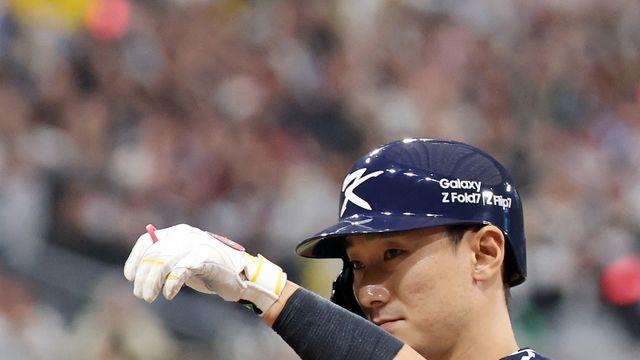 한일전에서도 공·수 리더...신민재, 이제 태극마크가 잘 어울리는 남자 [IS 피플]