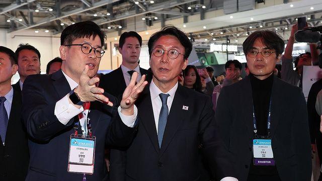 金총리, 지스타 찾아 