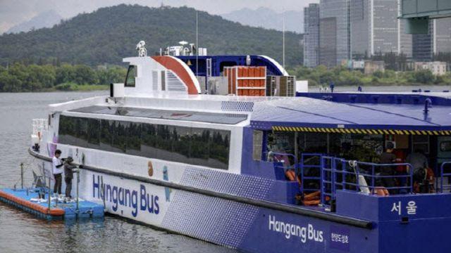 한강버스, 강바닥 걸려 멈춰…승객 80여명 구조
