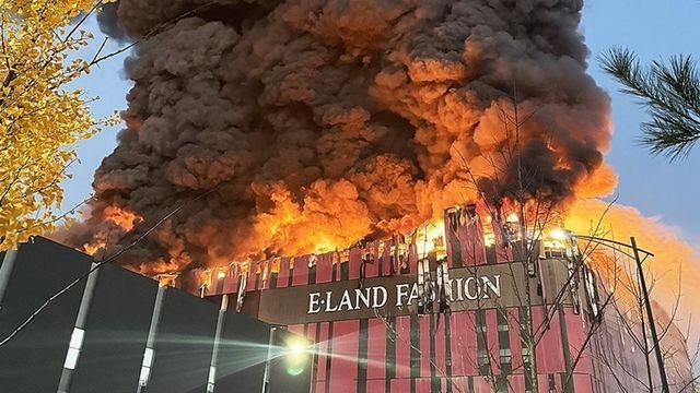 천안 이랜드패션 물류센터 불…내부에 의류 등 가득해 진화에 어려움