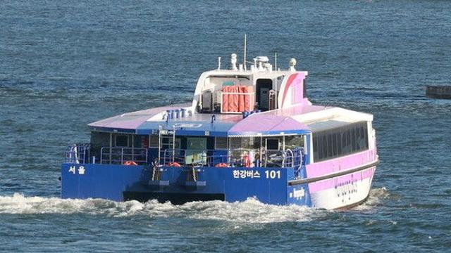 한강버스, 잠실선착장 인근에서 멈춰…승객 80여명 구조