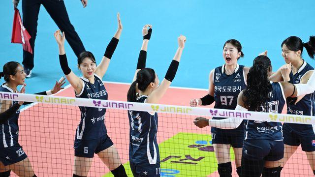 '모마 친정팀 상대 24점' 도로공사, 현대건설 완파...7연승 거두며 독주 체제