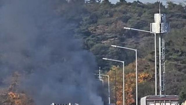부산외곽순환도로 한림IC서 견인차에 실린 경찰 버스 화재
