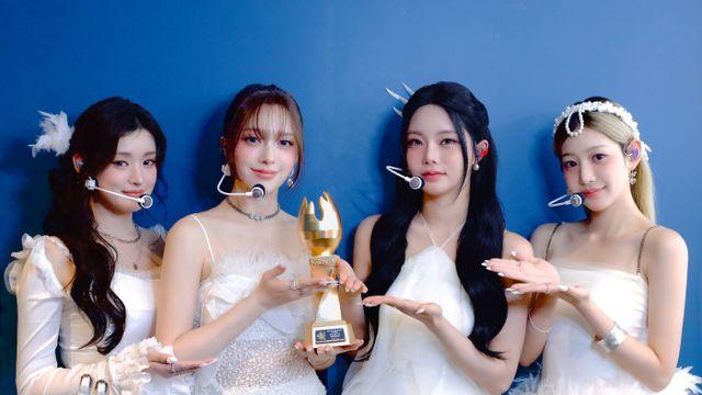 피프티피프티, ‘베스트 아티스트 10’ 수상 “멤버 하나 얼른 나았으면” (KGMA)