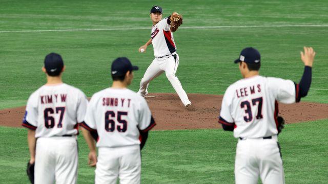 프로 데뷔 시즌에 한일전 선발 등판...정우주, PO 4차전 쾌투 재연할까